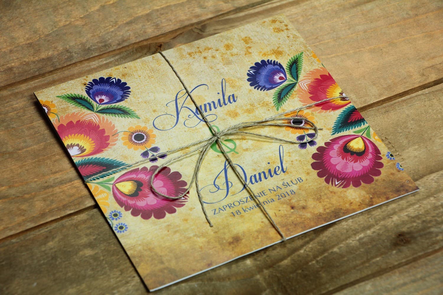 Rustykalne zaproszenia ślubne ze sznurkiem - Folk nr 4 Invitaciones de boda folclóricas con recortes de Łowicz, atadas con cordel de yute.