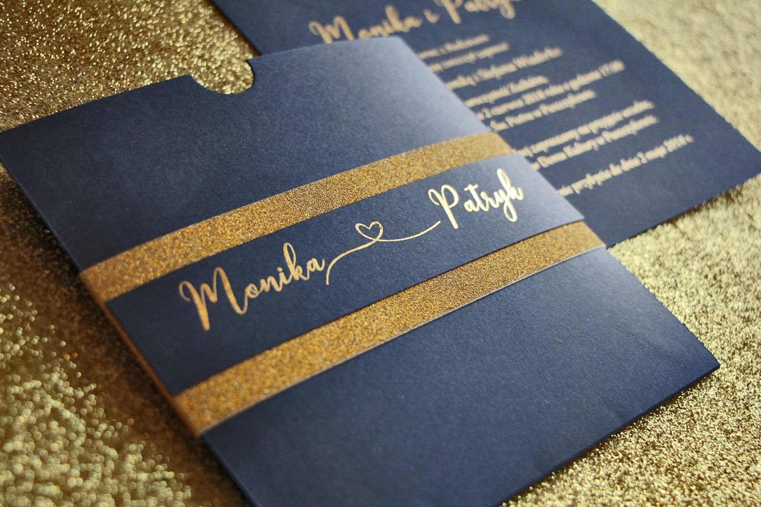 Invitaciones de boda azul marino en estilo glamour con fajín de purpurina dorada – Glamour nº 1