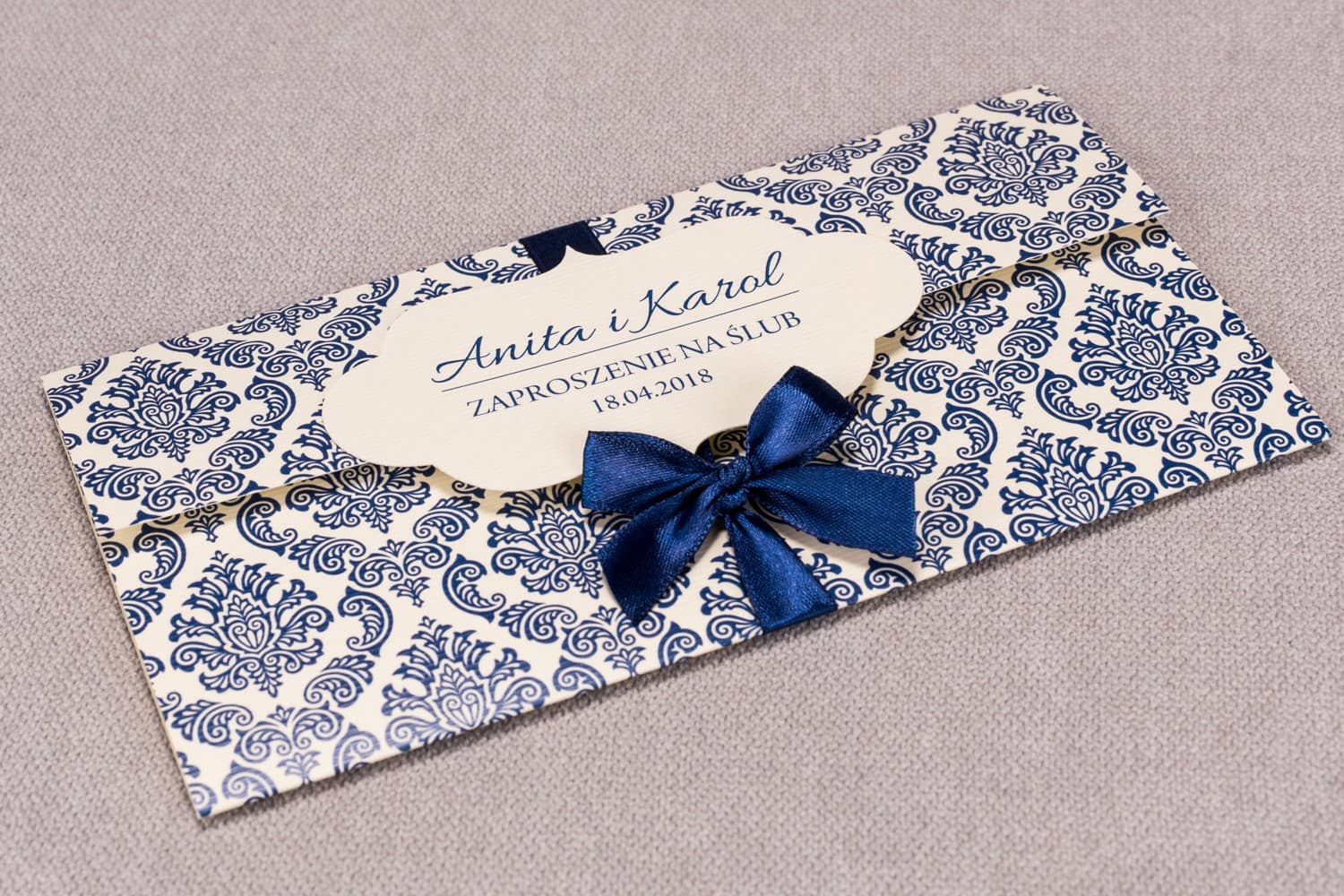 Invitaciones de boda glamour con ornamentos y lazo azul marino – Madras nº 2