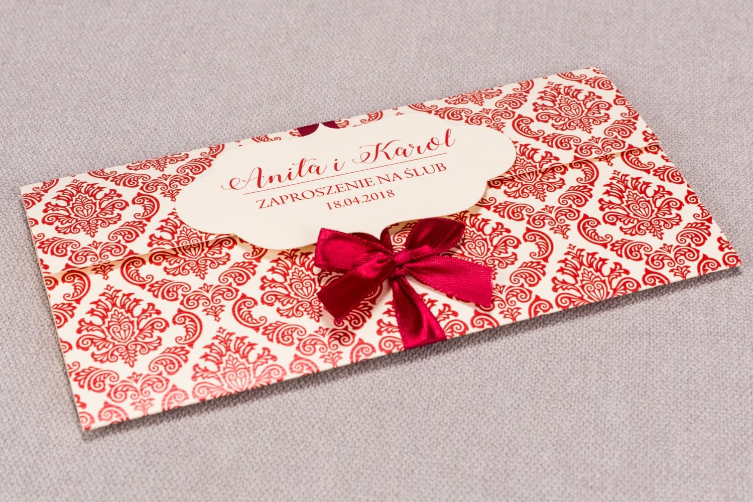Barokowe zaproszenie ślubne z czerwoną wstążką Invitaciones de boda Madras nº 5 - Invitación con lazo rojo y ornamentos