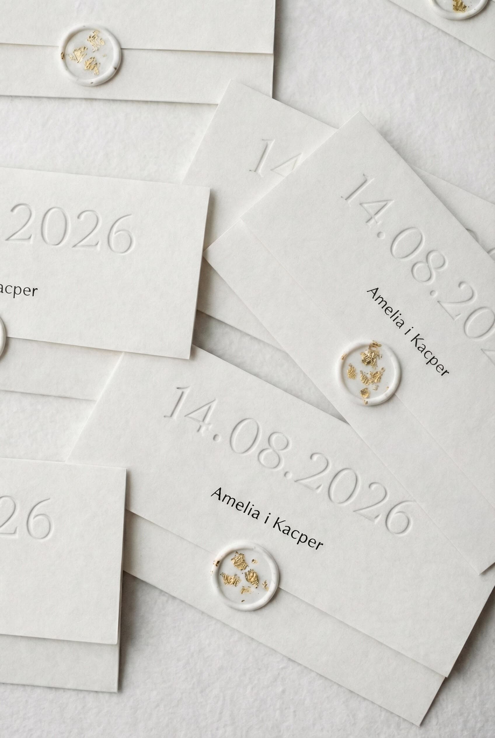 Tłoczone zaproszenia ślubne z białą pieczęcią lakową Invitaciones de boda minimalistas Gaja nº 1 con relieve letterpress Amelia Wedding