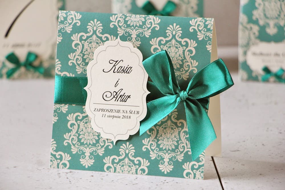 Eleganckie zaproszenia na wesele - Ornament nr 9 kolor butelkowa zieleń Invitación de boda perlada con lazo - Ornament nº 9 - Diseño esmeralda y dorado