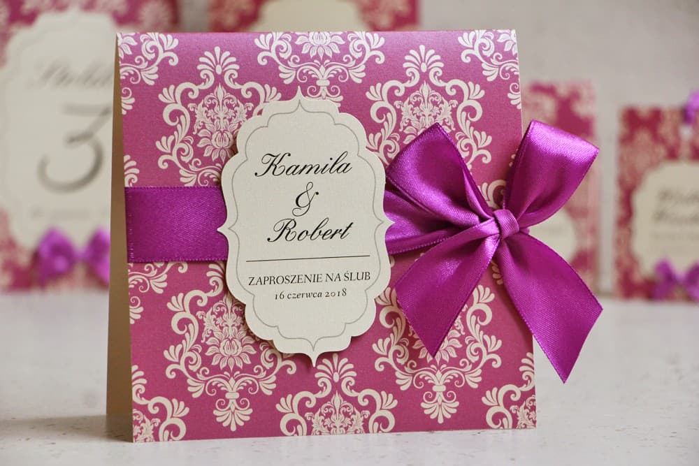 Zaproszenia ślubne glamour z fioletową kokardą - Ornament nr 7 Invitación de boda perlada con lazo - Ornamento n.º 7 - Elegante violeta intenso sobre papel crema