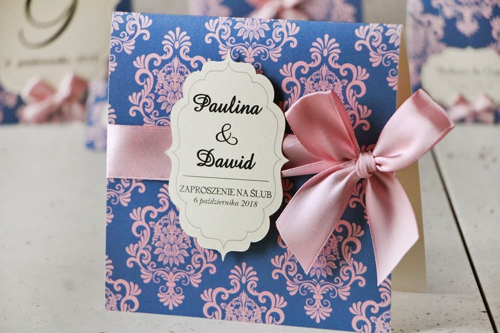 Eleganckie zaproszenie z różową wstążką Ornament nr 10 Invitación de boda perlada con lazo - Ornamento n.º 10 - Diseño elegante en azul y rosa