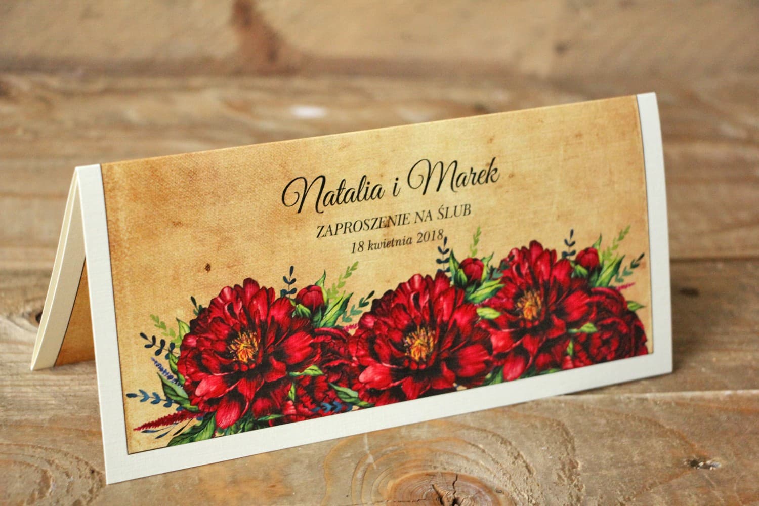 Zaproszenia na ślub vintage z motywem piwonii i fakturą lnu Invitaciones de boda rústicas con peonías burdeos - Karmelowe nº 6