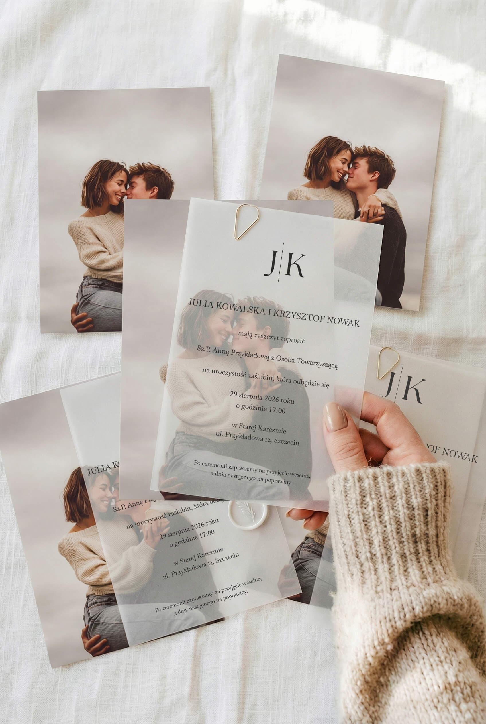 Nowoczesne zaproszenia na wesele z transparentną kalką i własnym zdjęciem - Satino nr 1 Invitaciones de boda con foto y papel vegetal Satino n.º 1 clip dorado Amelia Wedding