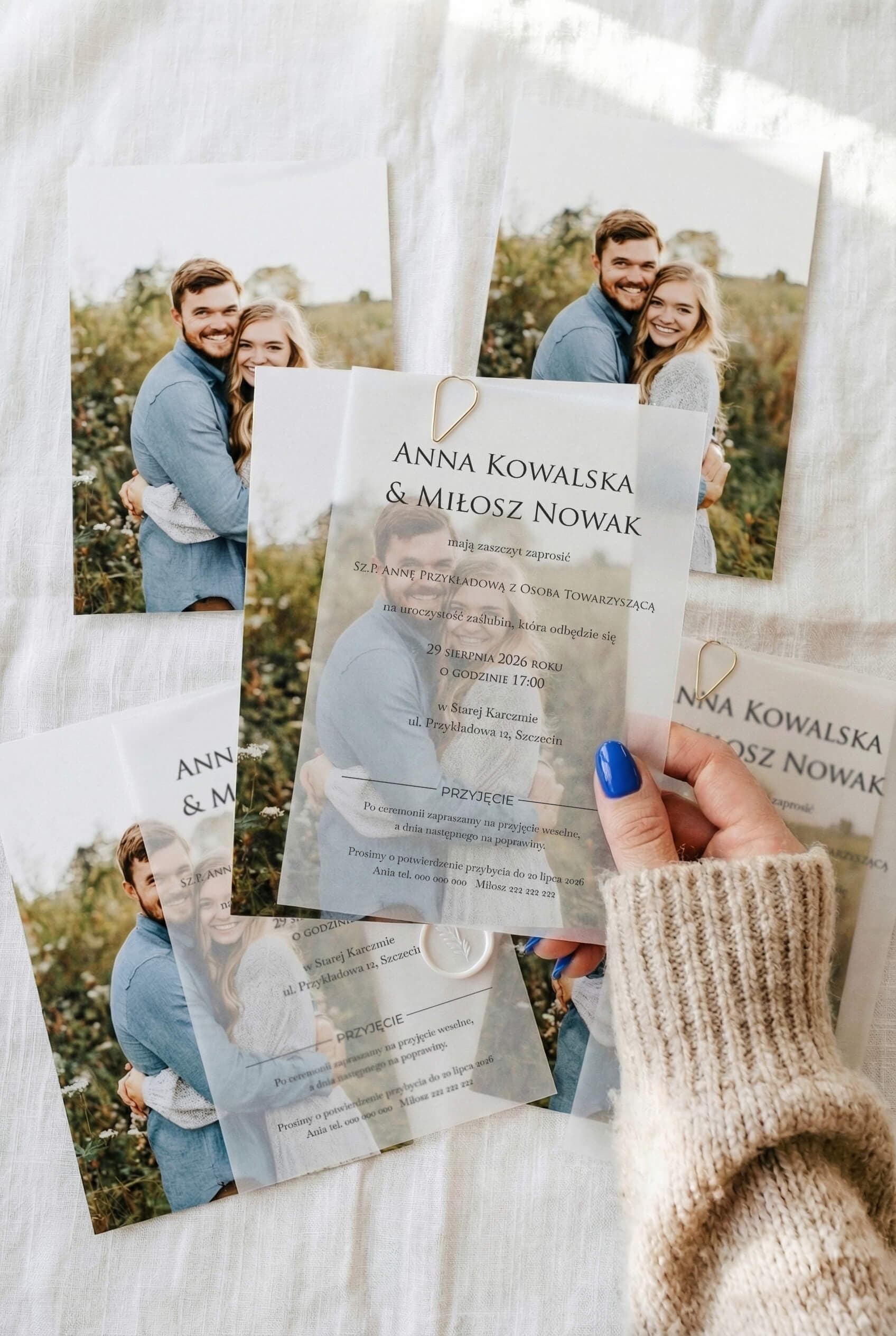 Nowoczesne zaproszenia na wesele Satino nr 3 ze zdjęciem i kalką Invitaciones de boda con foto Satino n.º 3 papel vegetal transparente clip dorado Amelia Wedding