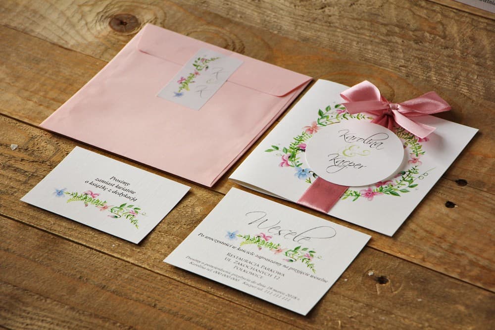 Komplet zaproszeń ślubnych z fakturą lnu i różową kopertą - Akwarele nr 4 Invitación de boda con lazo y sobre de color - Acuarelas n.º 4 - Violetas pasteles con toques verdes