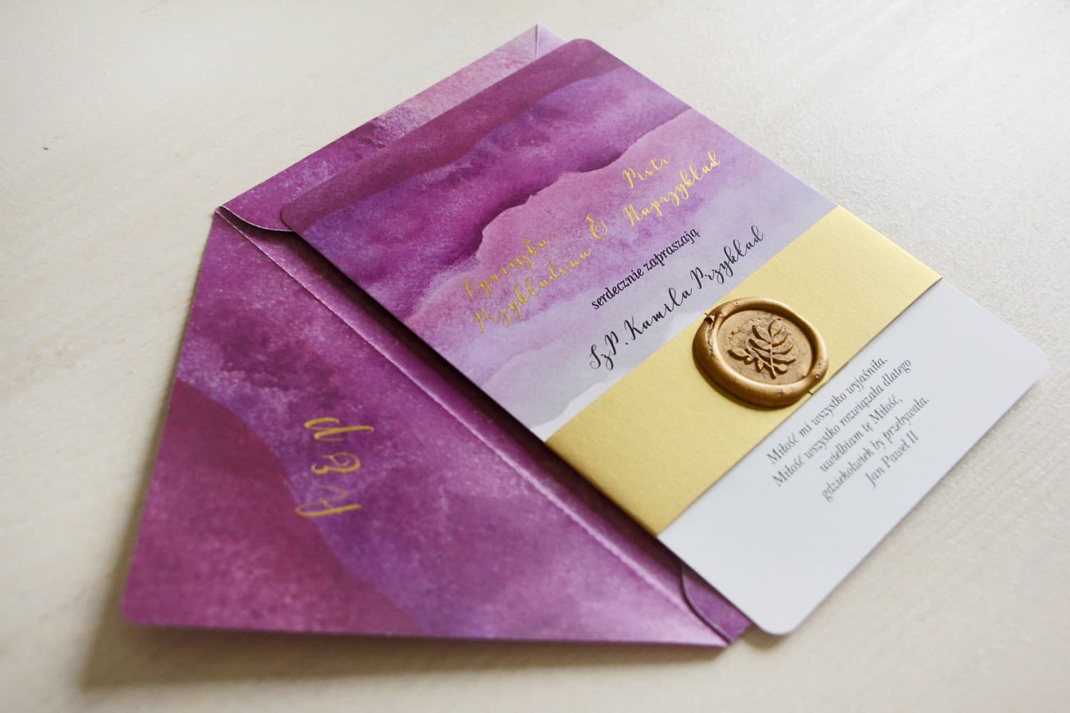 Invitaciones de boda violetas en acuarela con dorado y sello – Delfina nº 2