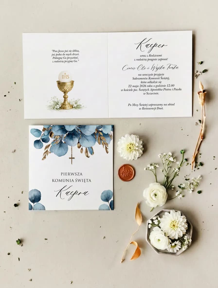Invitaciones para la Primera Comunión con eucalipto azul y cruz central