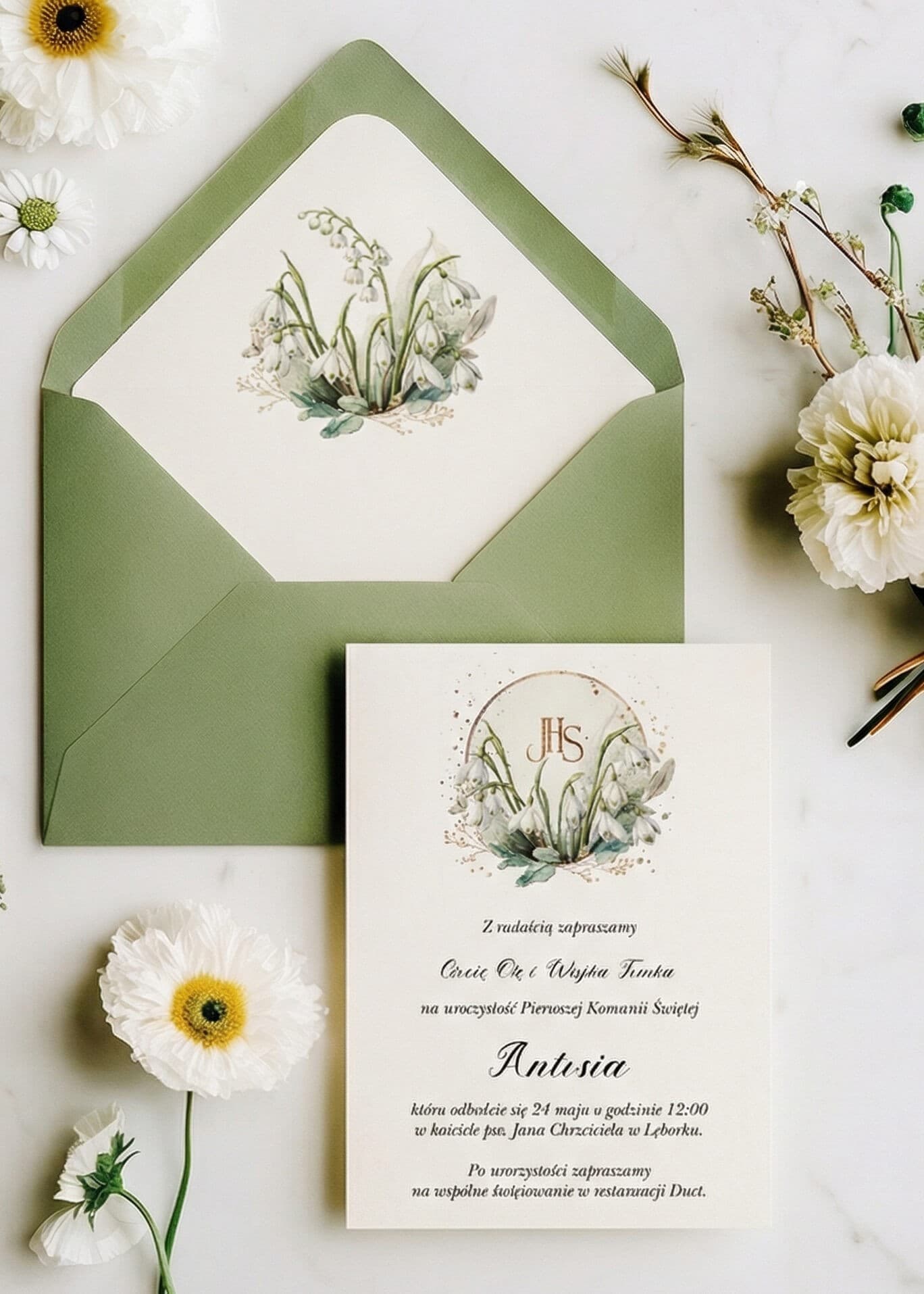 Invitaciones para Primera Comunión con lirios del valle y sobre verde – Lukrecja n.º 1