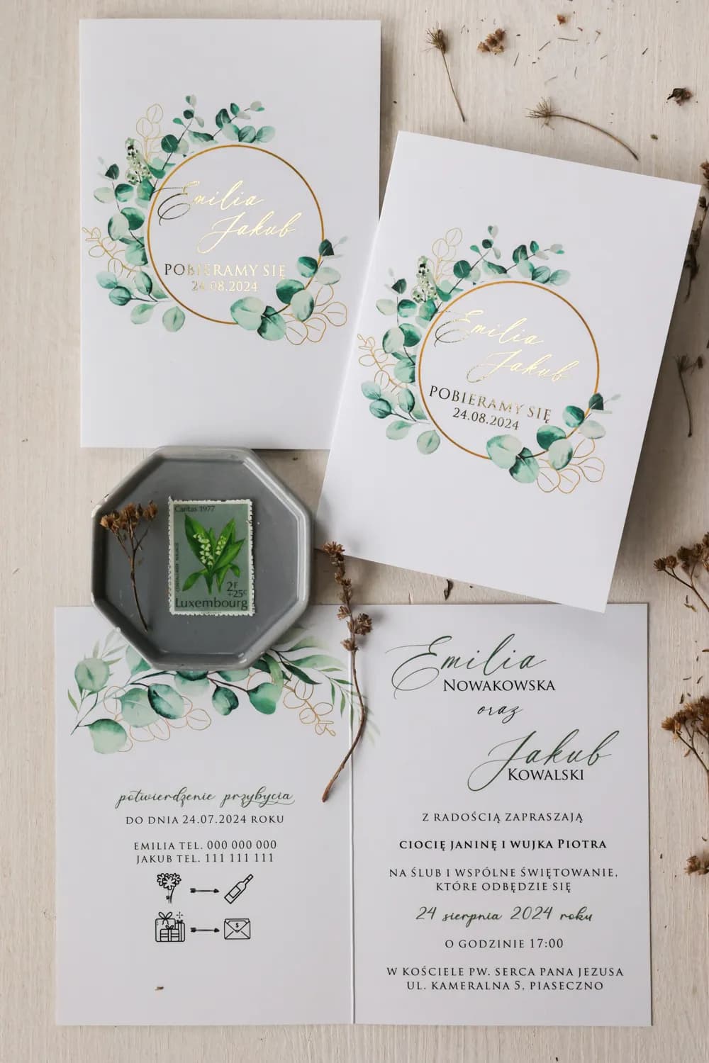 Invitation de mariage avec motif végétal et cadre doré Ruskus n° 8 Invitations de mariage dorées glamour Ruskus n° 8 avec eucalyptus Amelia Wedding