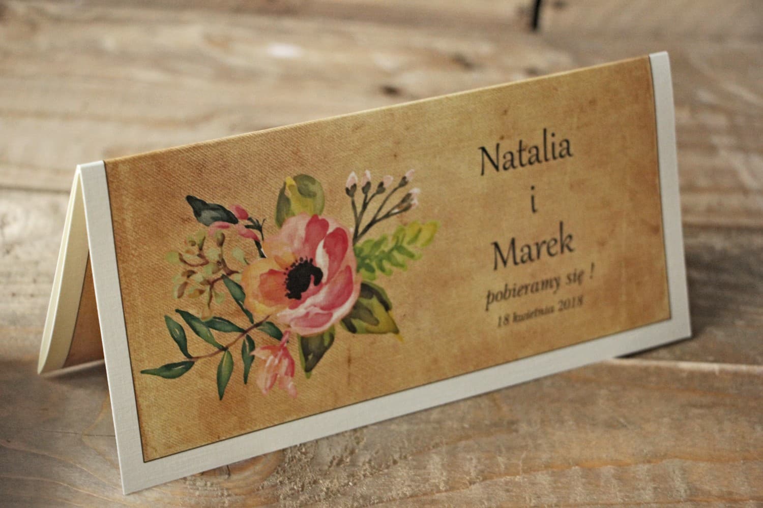 Invitations de mariage rustiques avec texture lin - vue de face Invitations de mariage boho Caramel n° 2 fleurs roses Amelia Wedding