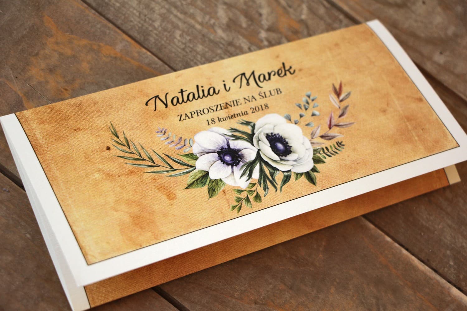 Invitations de mariage boho avec texture lin - Caramel n° 7 Invitations de mariage rustiques Caramel n° 7 anémones blanches Amelia Wedding