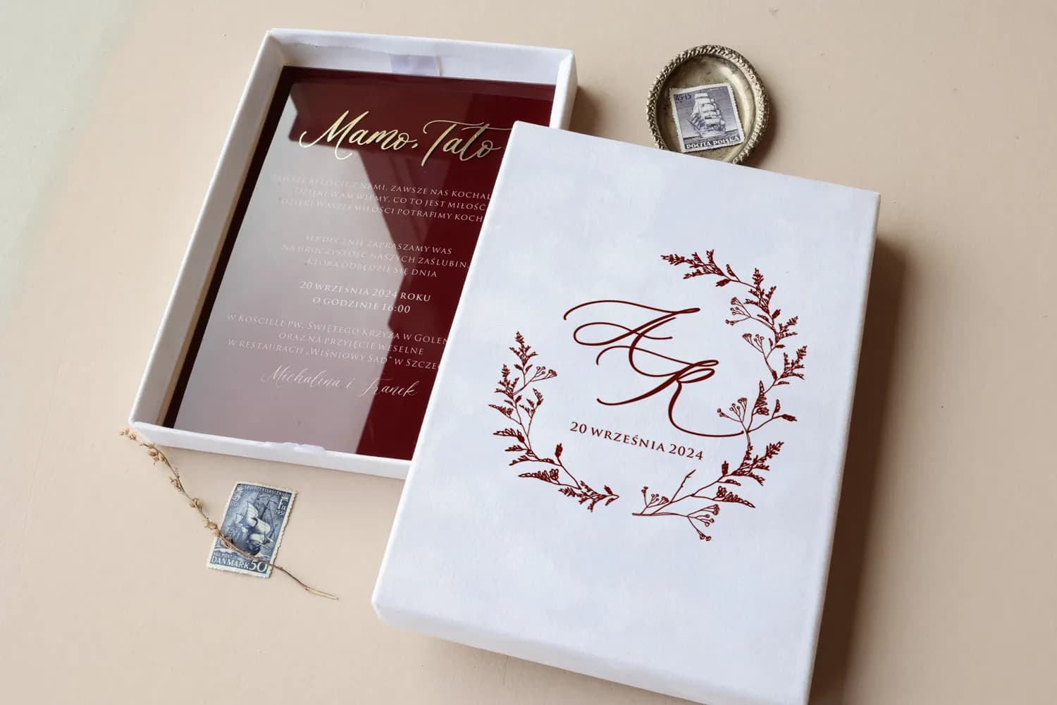 Remerciements luxueux pour parents sur verre collection Dalia n° 6 Invitation sur verre pour parents dans un écrin en velours blanc Dalia n° 6 impression bordeaux Amelia Wedding