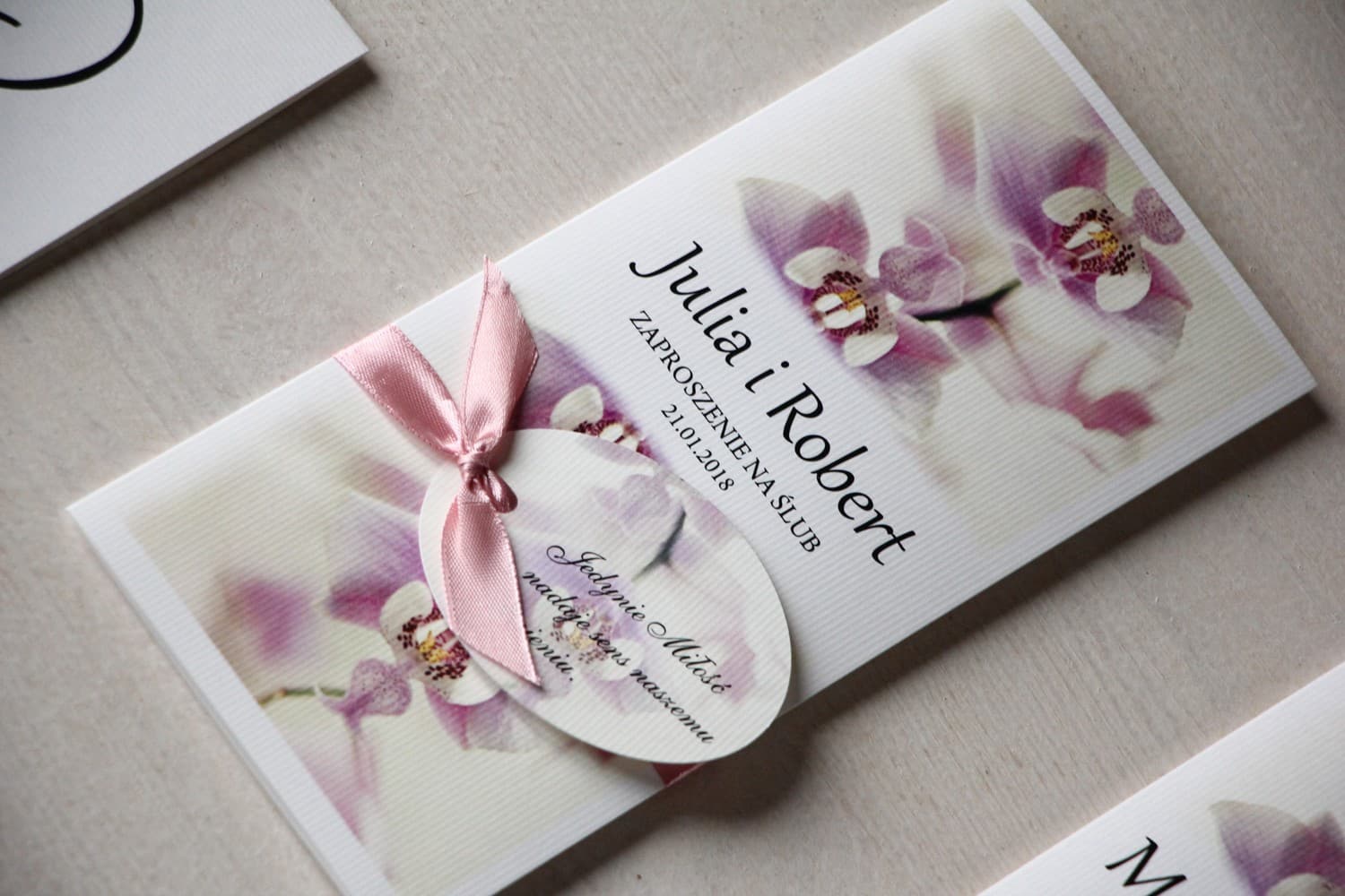 Elegante invito matrimonio con fiocco satinato e bigliettino - modello orchidea Inviti matrimonio con motivo floreale Magnet nr 13 orchidea rosa e nastro Amelia Wedding