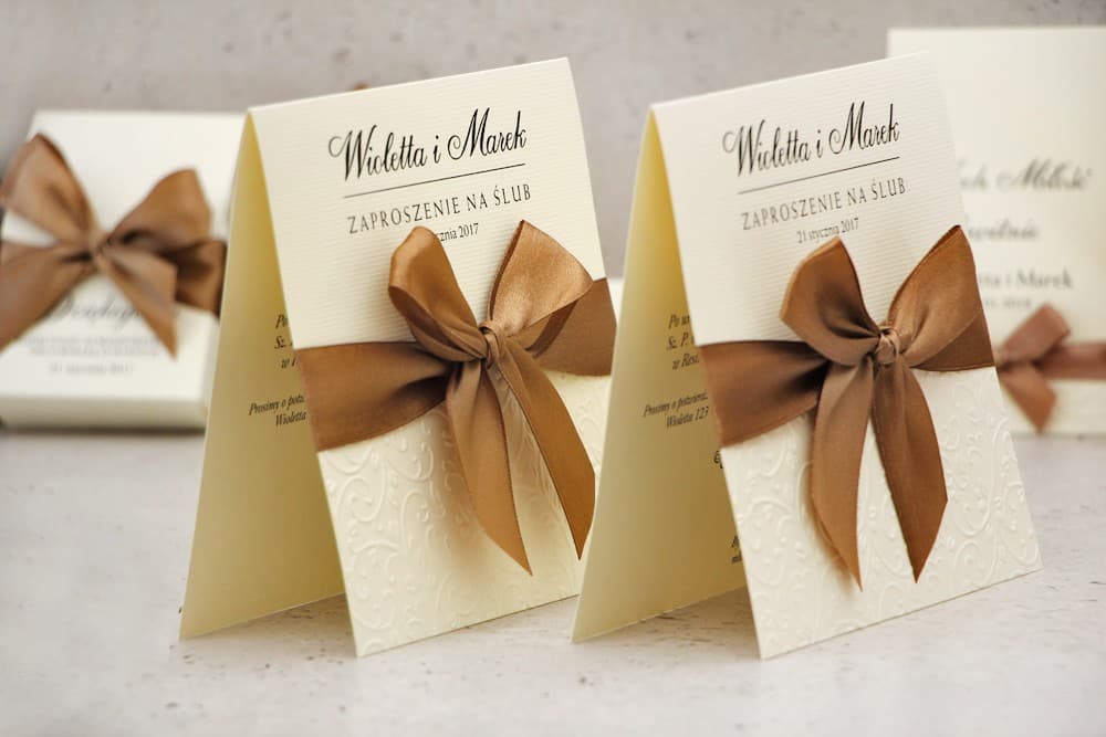 Inviti matrimoniali classici con fiocco marrone - Belisa n. 1 Inviti matrimoniali classici con fiocco Belisa n. 1 goffrati Amelia Wedding