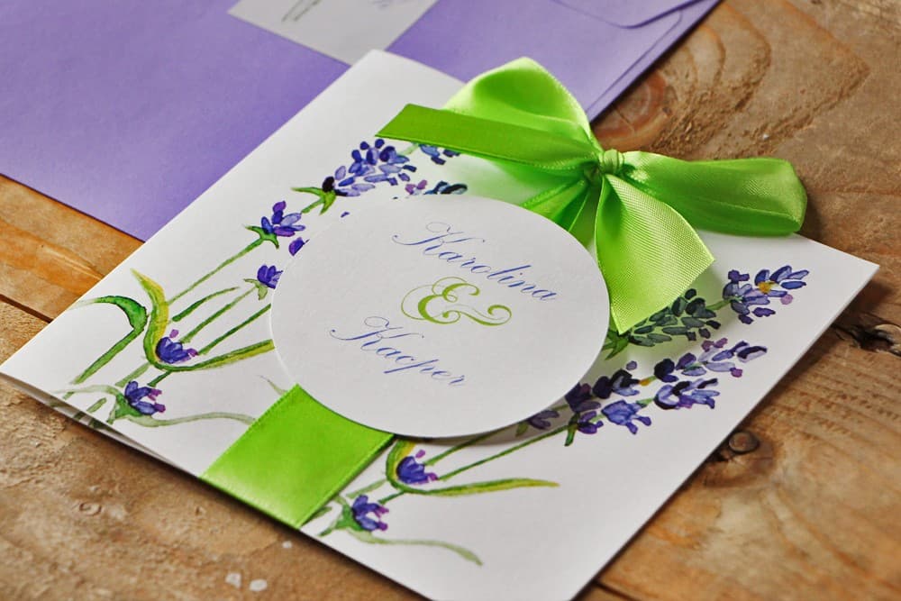 Invito nuziale lavanda con nastro verde Inviti matrimonio provenzali con lavanda e fiocco verde Acquerello n. 14 Amelia Wedding
