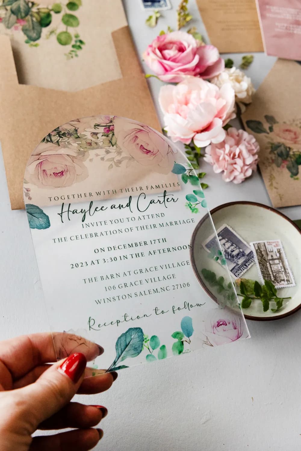 Inviti trasparenti di nozze con motivo rose ed eucalipto Inviti di nozze su plexiglass Rose Pastello PR4 busta kraft Amelia Wedding