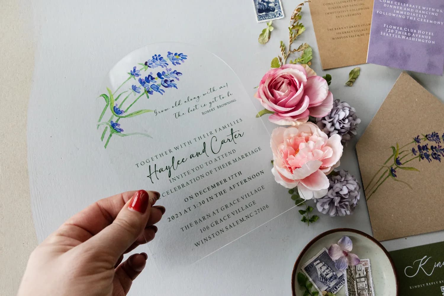 Invito trasparente con motivo lavanda e busta ecologica Inviti di nozze su plexiglass con lavanda Kraft PR6 stile provenzale Amelia Wedding