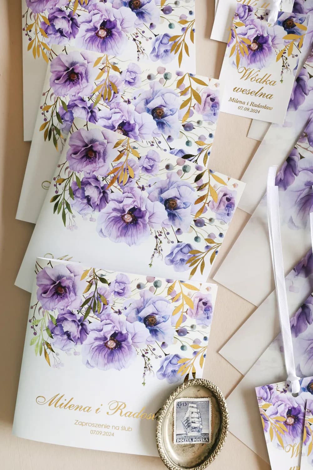 Inviti di nozze glamour con anemoni viola e doratura Inviti di nozze dorati Rubin n. 15 fiori viola Amelia Wedding