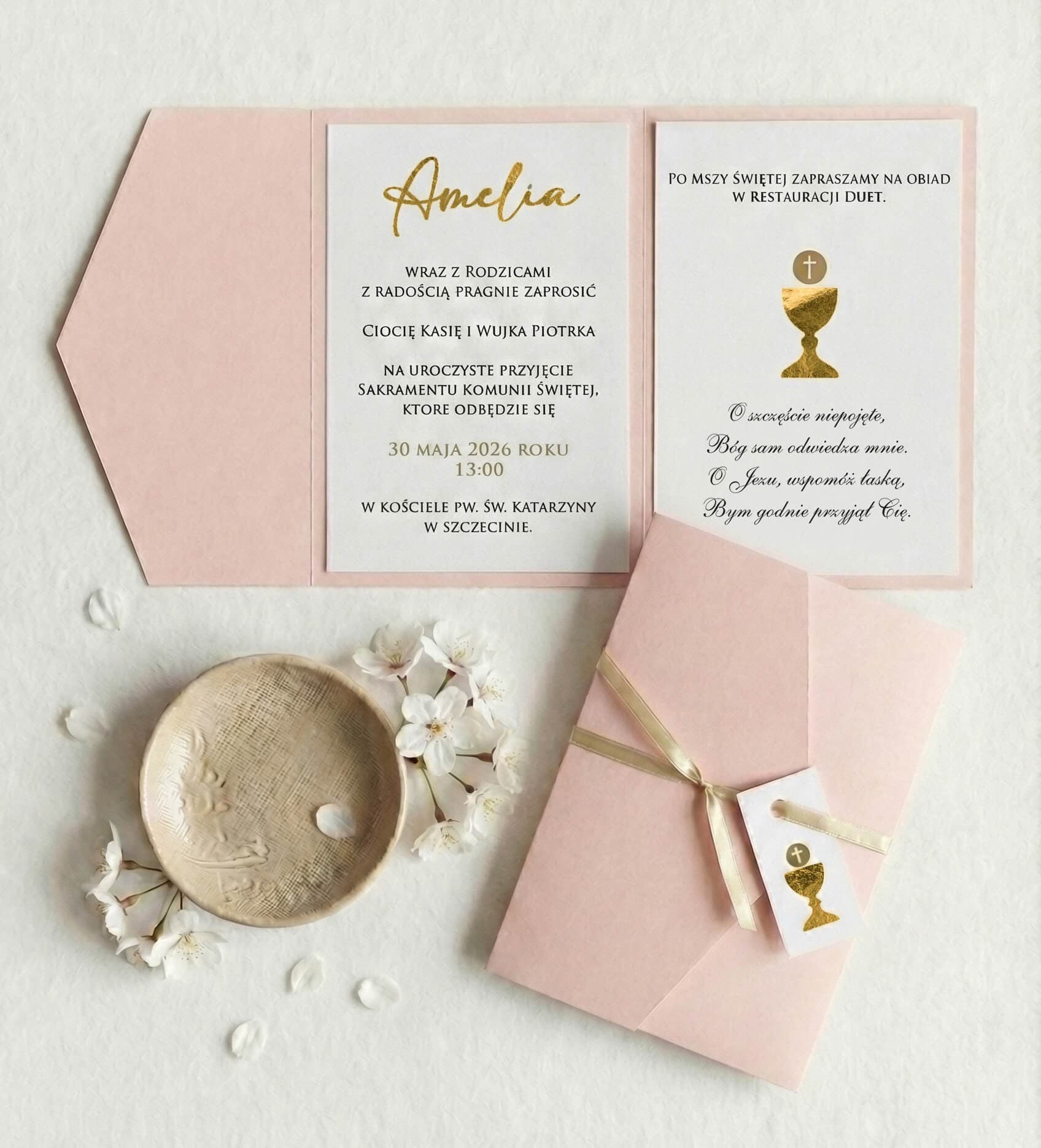 Calice d'oro IHS realizzato con foglia metallica all'interno dell'invito rosa per la comunione. Calice d'oro IHS realizzato con foglia metallica all'interno dell'invito rosa per la comunione.