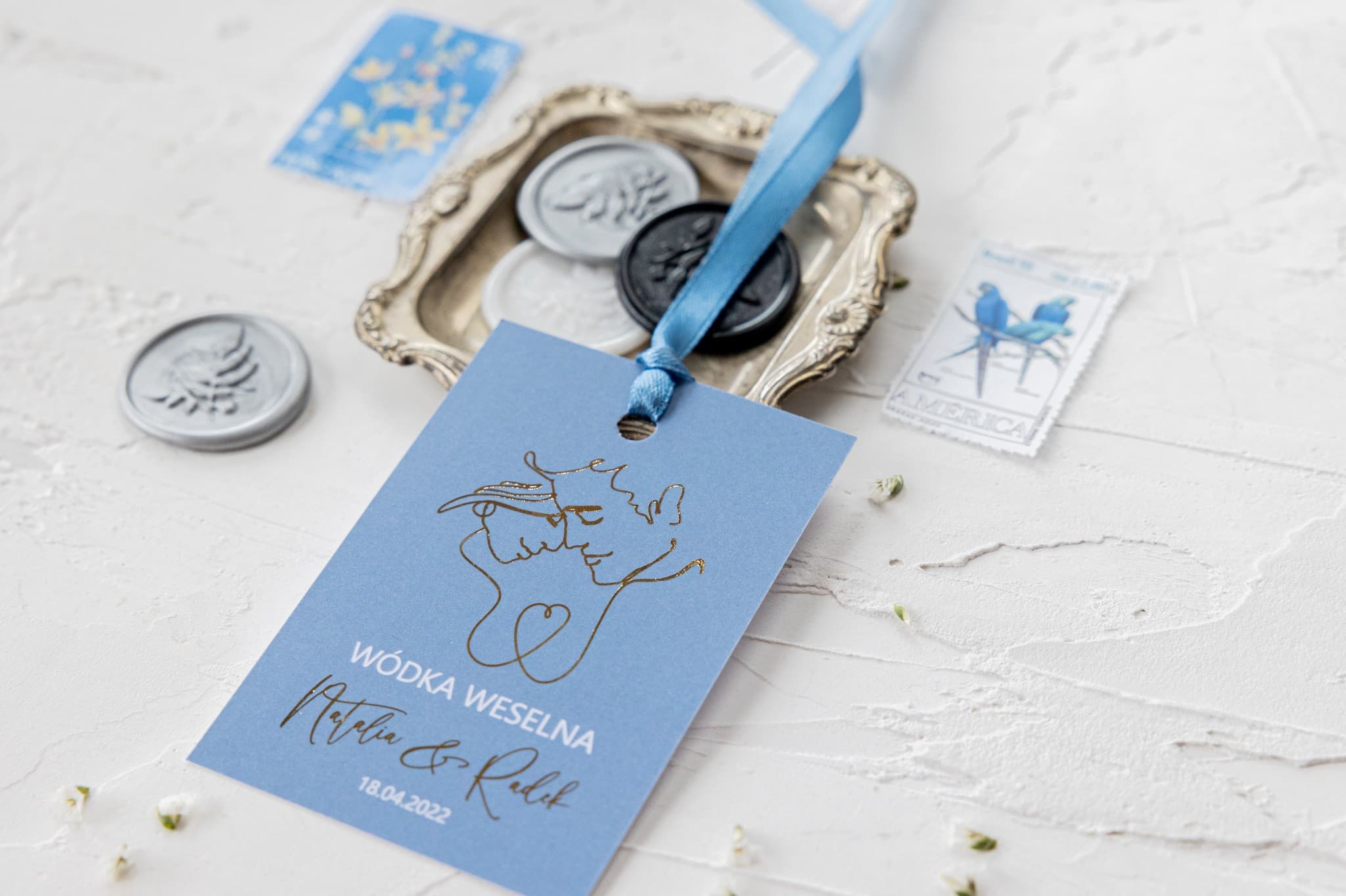 Elegante Flaschenanhänger Dusty Blue mit Goldprägung | Anhänger für Hochzeitsspirituosen | Jaspis Nr. 4