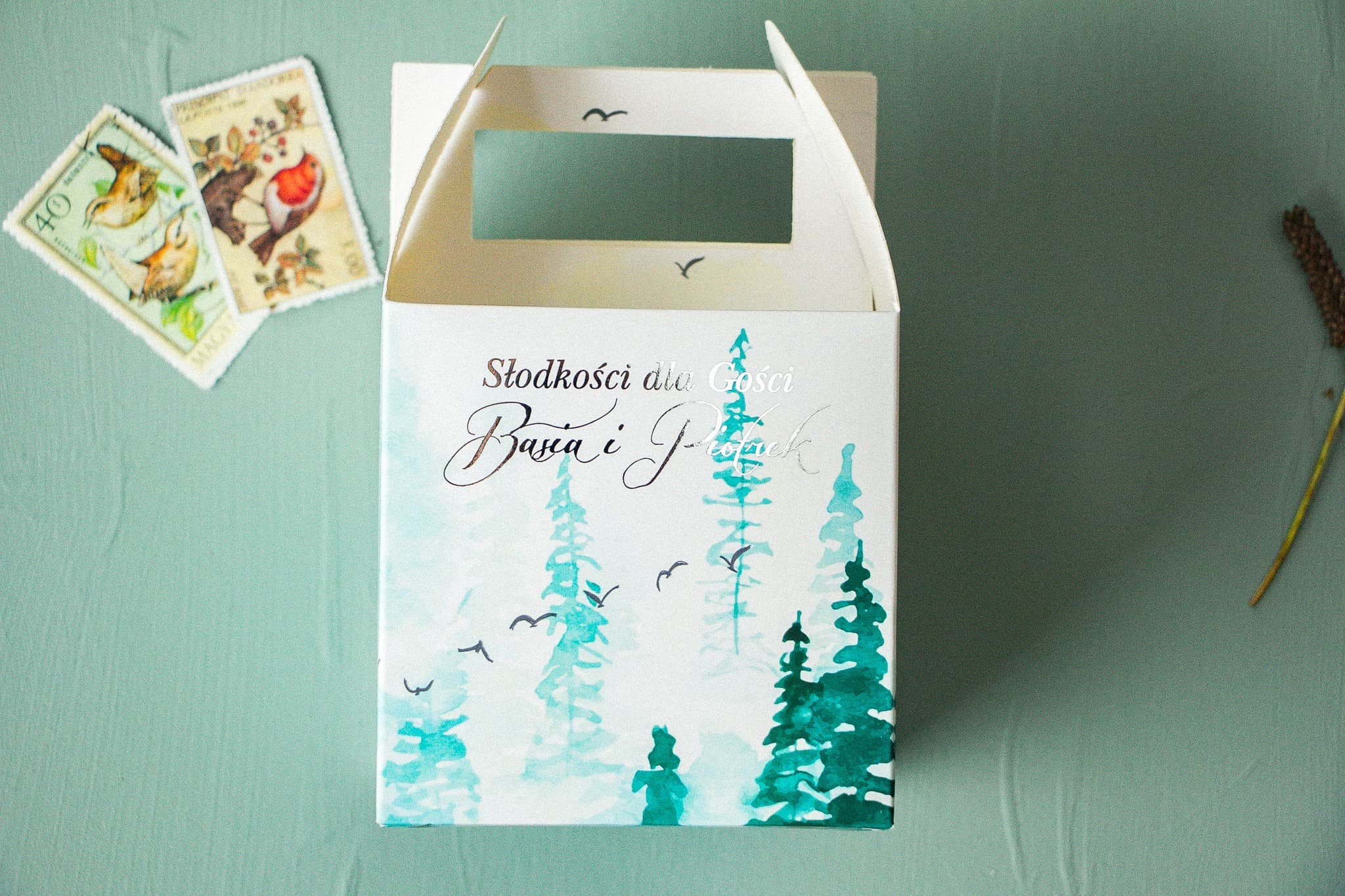 Kwadratowe Pudełko na Ciasto Weselne w stylu glamour ze srebrzeniami oraz z akwarelowym motywem