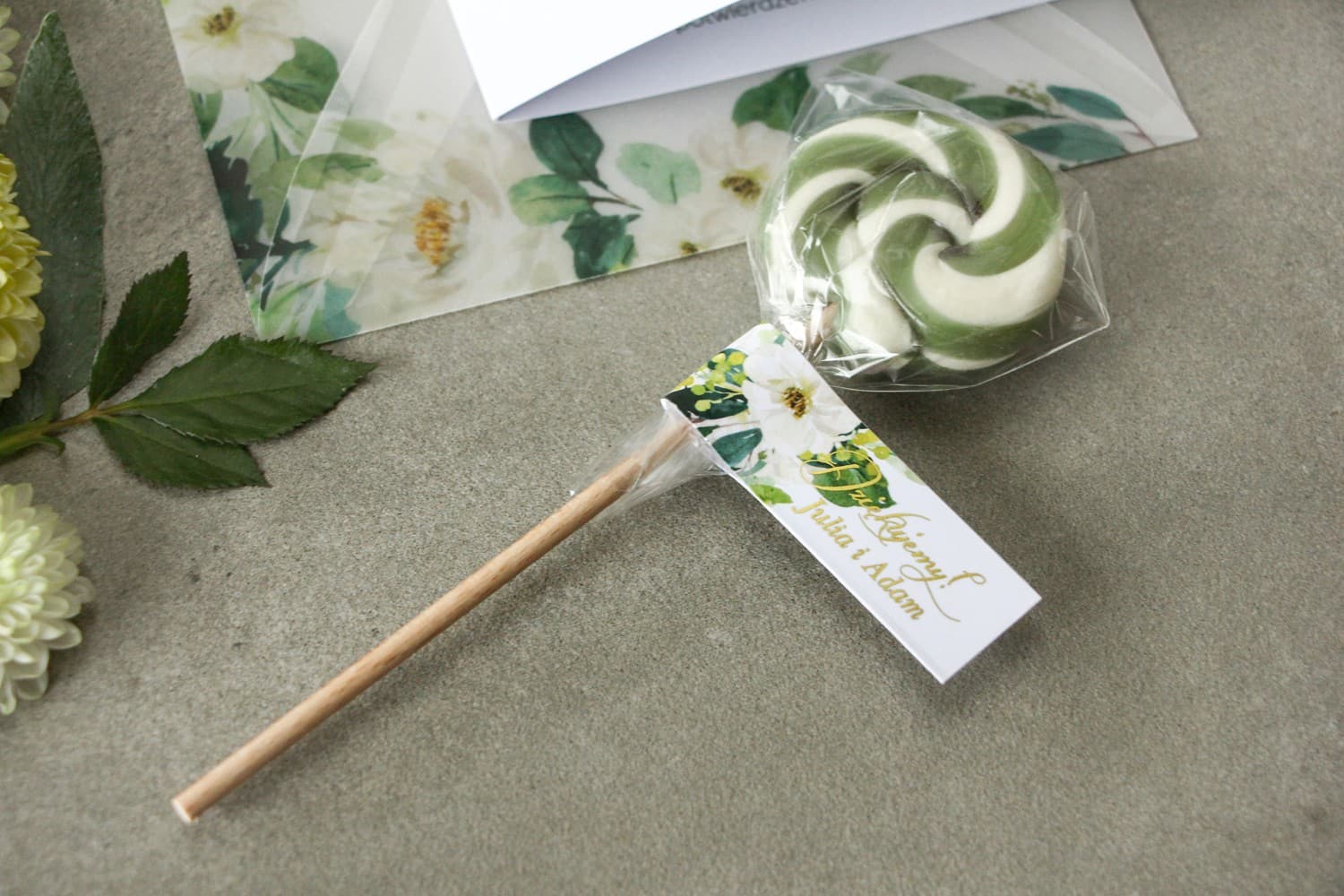 Süße Gastgeschenke Rubin Nr. 1 – Vergoldete Lollis mit weißen Blumen