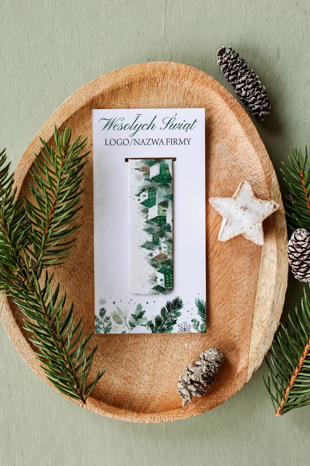 Regalo corporativo personalizado: marca páginas magnético para libros con motivo de casitas verdes nevadas y logo.