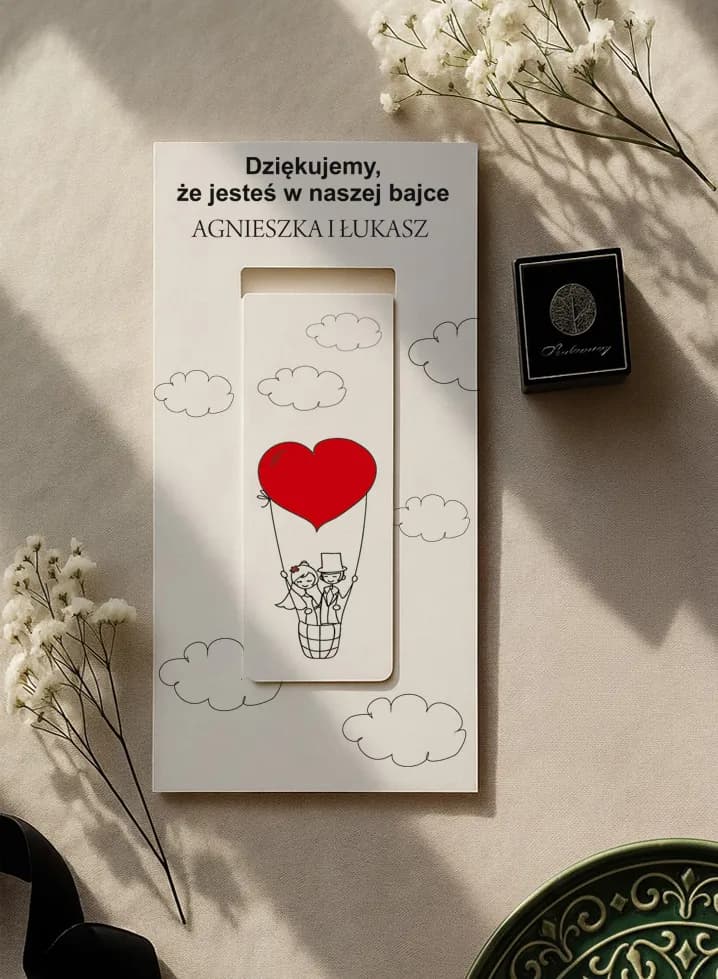 Marca-páginas magnético personalizado como detalle para invitados de boda con dibujo de pareja de novios