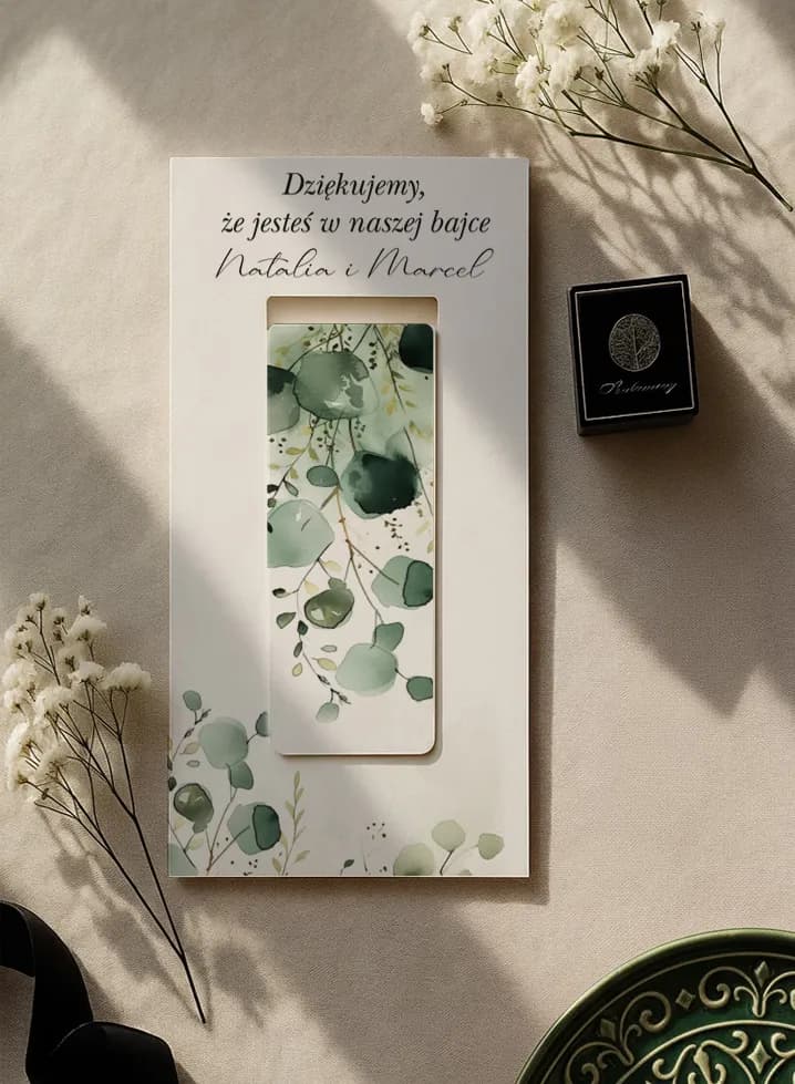 Recuerdo de boda personalizado: marca-páginas magnético con eucalipto en elegante cartón de agradecimiento.