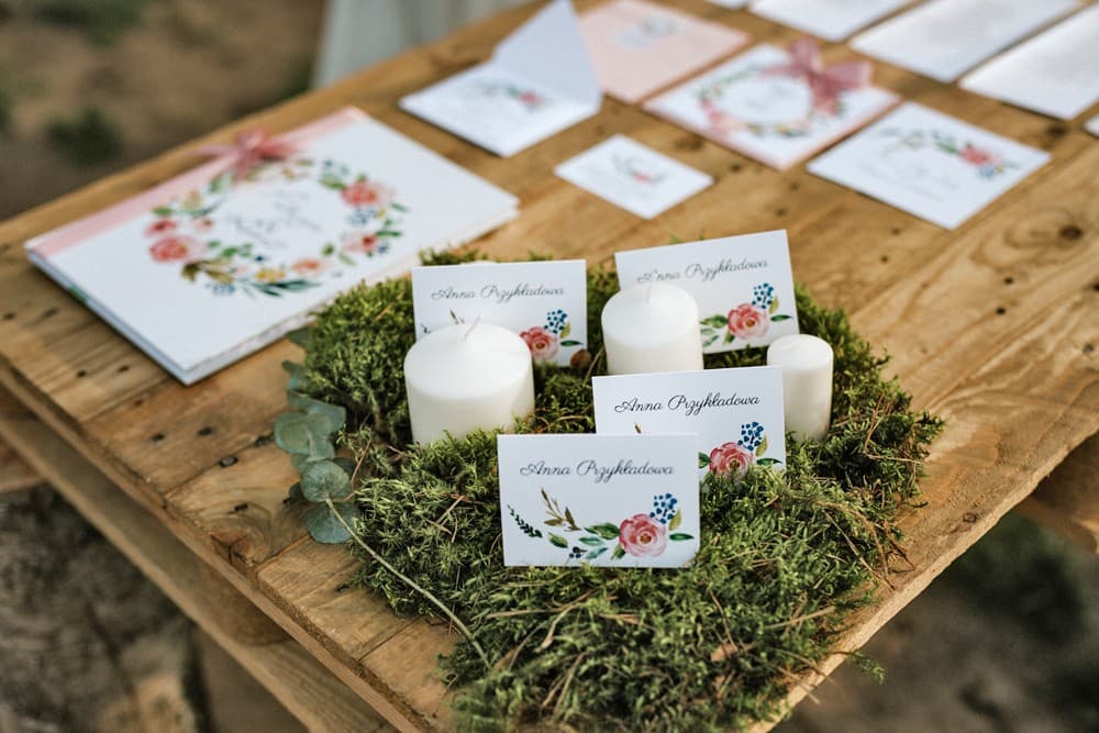 Marcasitios de boda con delicado patrón floral de rosas y azulejos en papel de lino