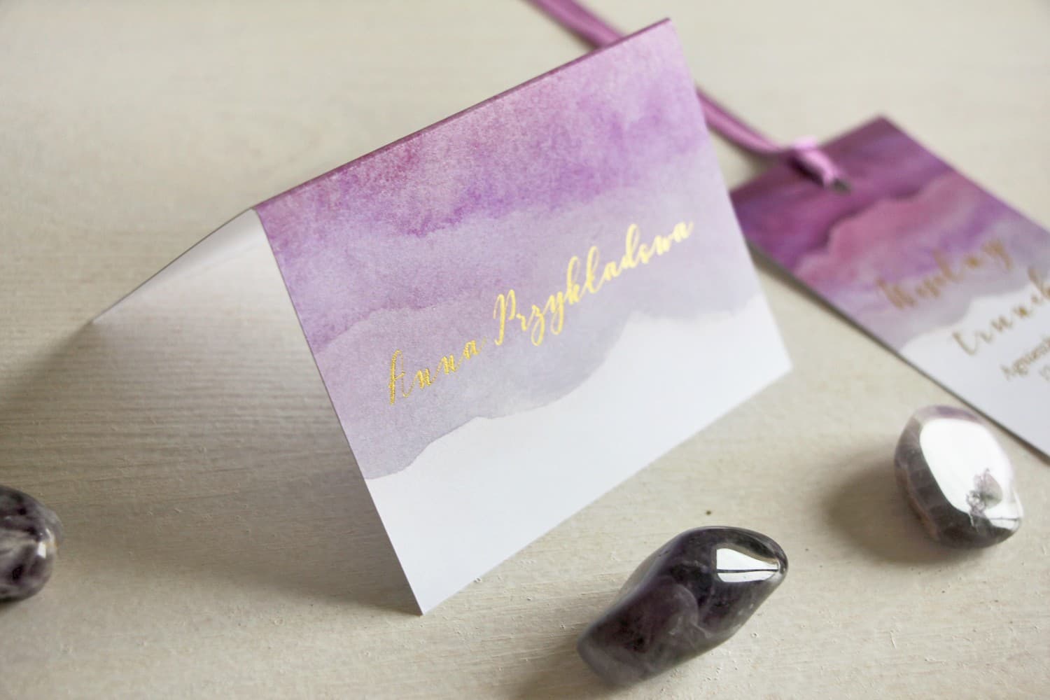Marcasitios de boda con acuarela violeta y detalles dorados. Tarjetas para mesa de banquete