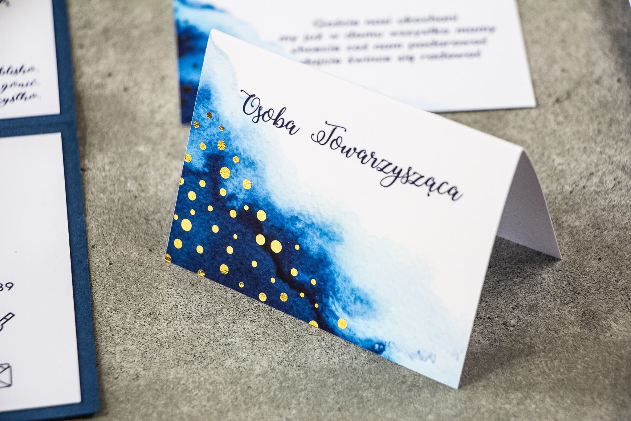 Marcasitios de Boda Bakarto n.º 1 – Tarjetas de Mesa Azul Marino con Motivo de Puntos Dorados