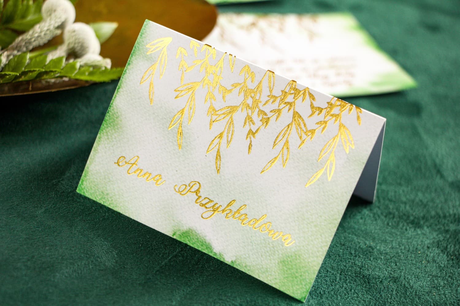 Marcasitios de boda verdes con dorado. Tarjetas para mesa de banquete