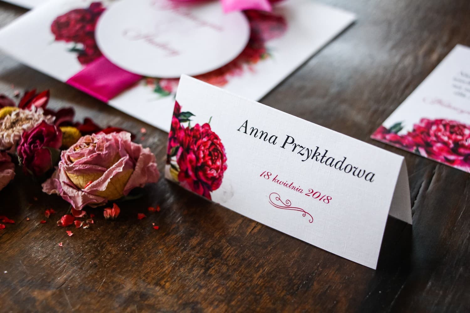 Marcasitios de boda - Gráfico con peonías rosas y amaranto en tonos intensos