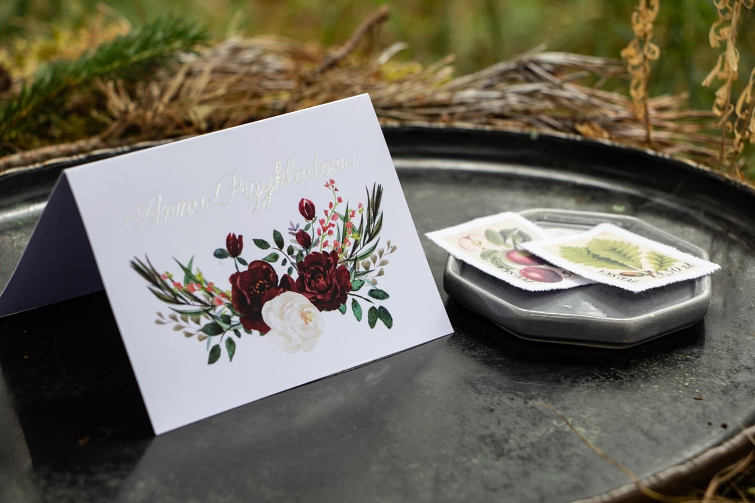 Marcasitios de Boda Orini n.º 3 – Tarjetas de Mesa Plateadas con Peonías Burdeos