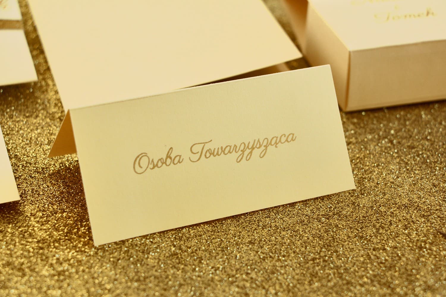 Marcasitios de boda y tarjetas de mesa con dorado en estilo Glamour - Vainilla