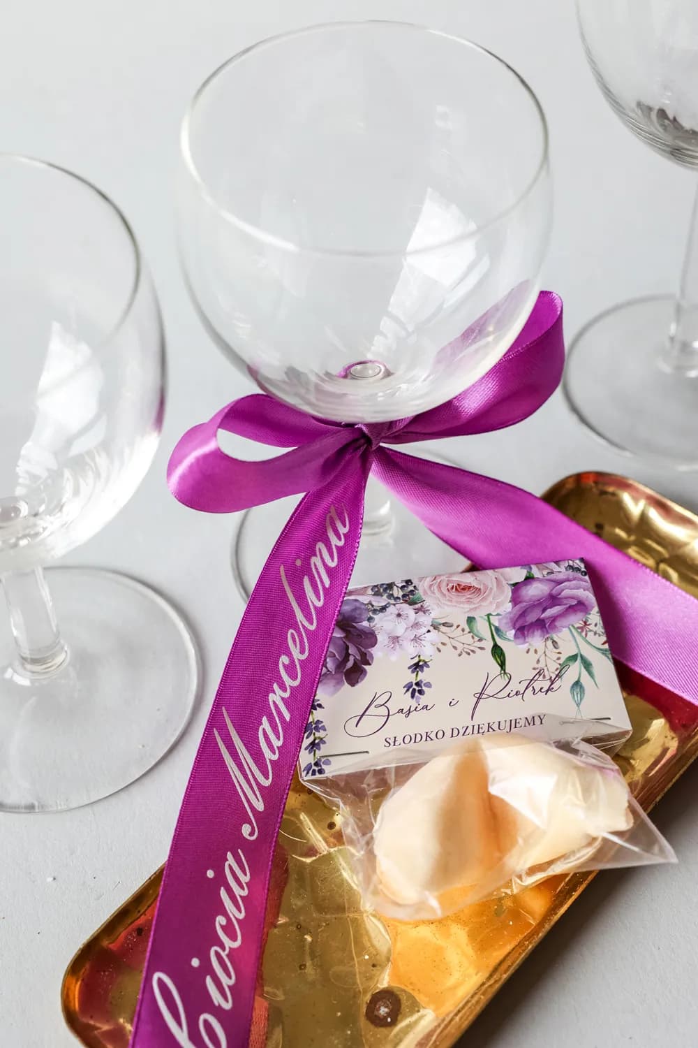 Marcasitios de boda atado con cinta de satén violeta con impresión blanca