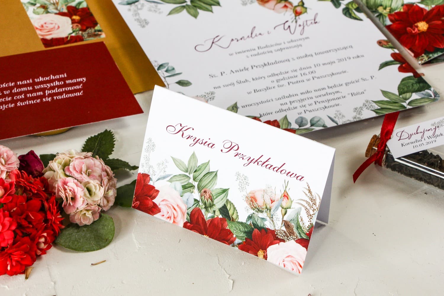 Marcasitios de Boda Wenis n.º 3 – Tarjetas de Mesa con Motivo de Dalias Burdeos y Rosas