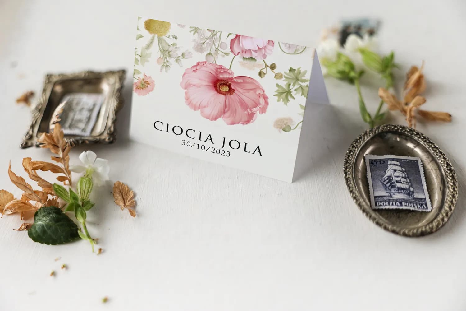 Marcasitios de boda Impresja n.º 1 con motivos florales en una elegante mesa de banquete