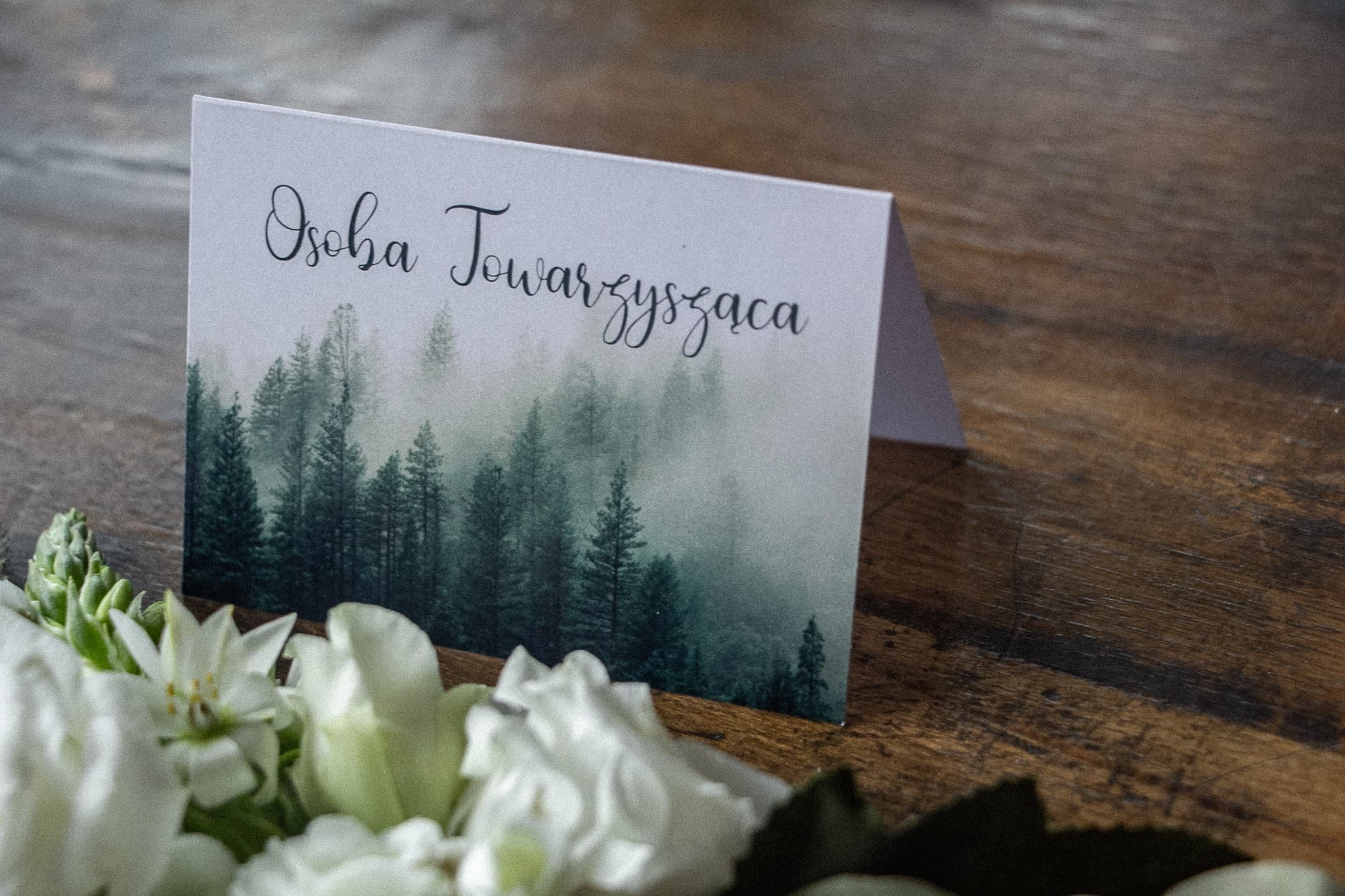 Marcasitios de boda con paisaje forestal en tono verde frío