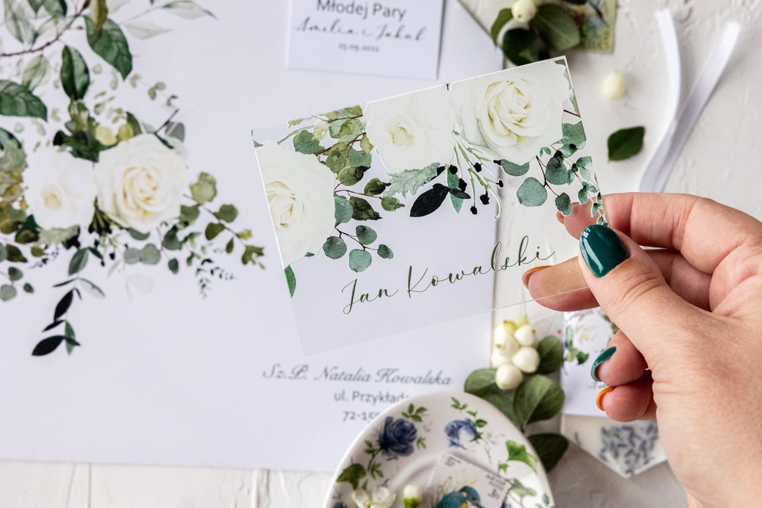 Marcasitios de boda en vidrio con motivo floral de rosas blancas y ramas de eucalipto