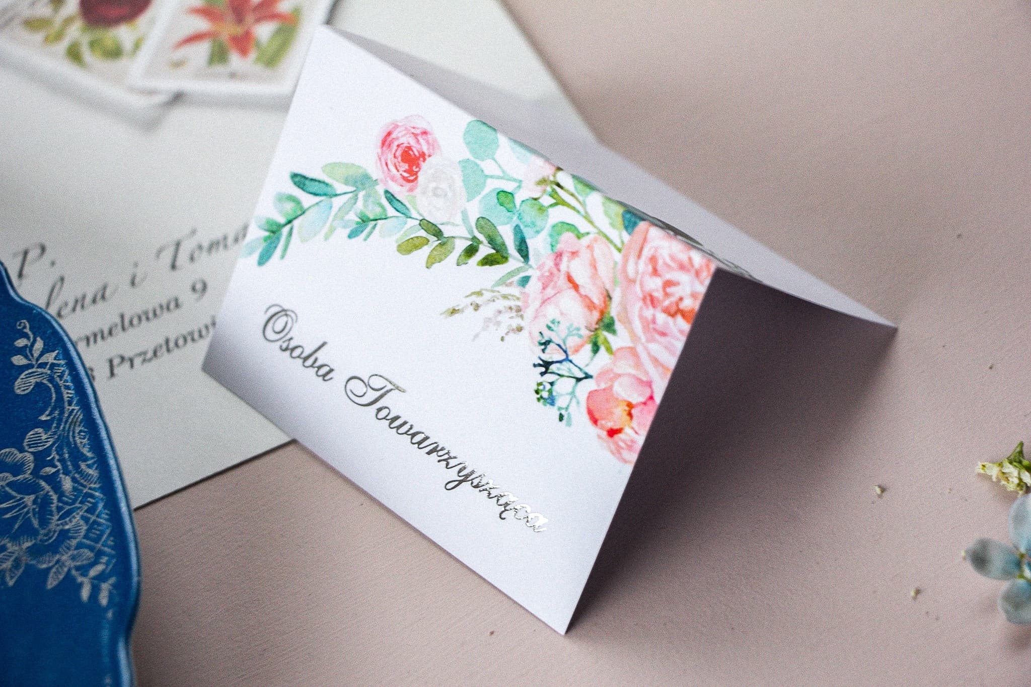 Marcasitios de Boda Pastel nº 8 – Tarjetas de Mesa Azules con Peonía Plateada