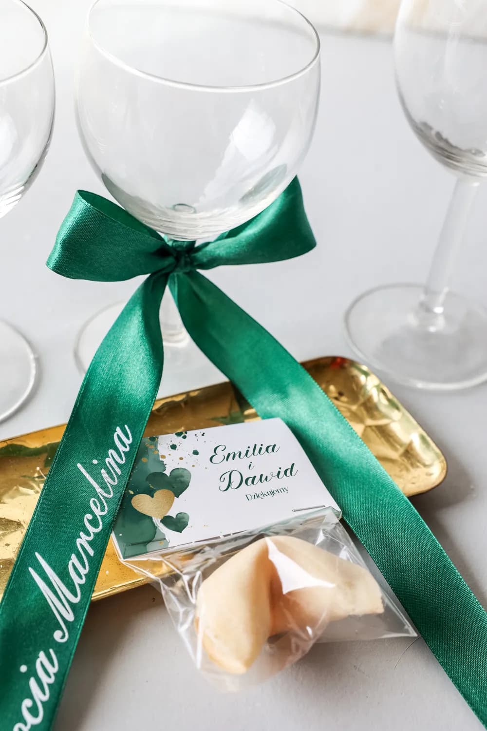 Marcasitios de boda personalizado en cinta verde esmeralda con un lazo espectacular