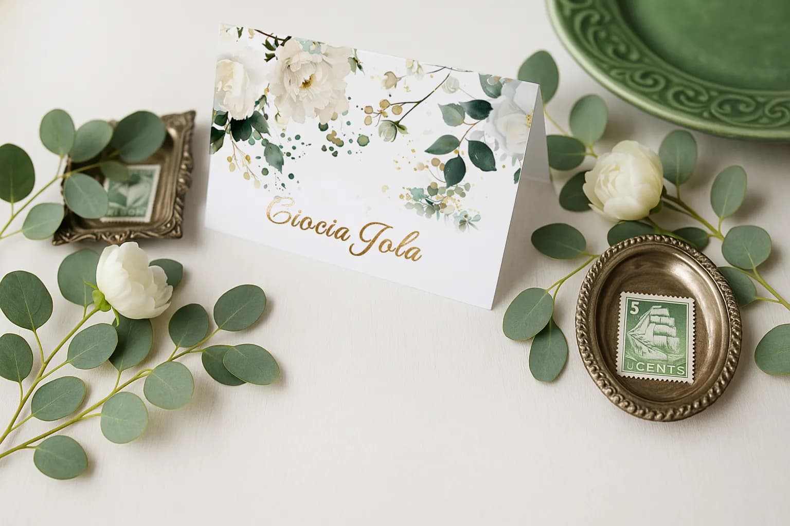 Primer plano de marcasitios personalizado para mesa de boda con peonías blancas en acuarela y acentos dorados.