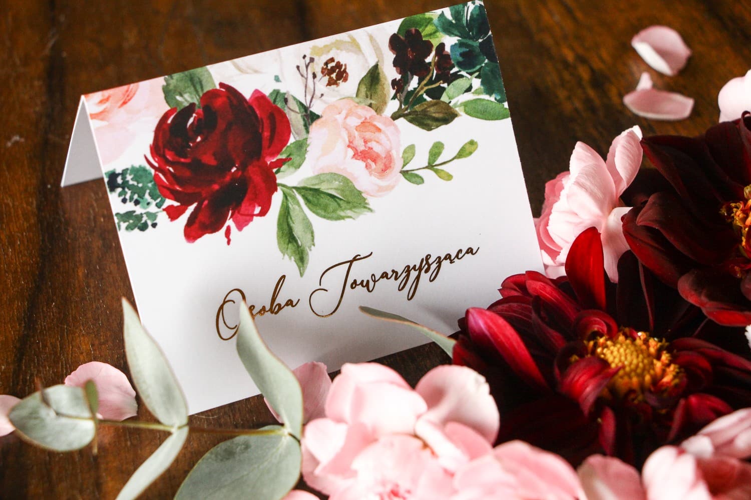 Marque-places de Mariage Soreli n° 2 – Cartes de Table Dorées avec Dahlias Bordeaux