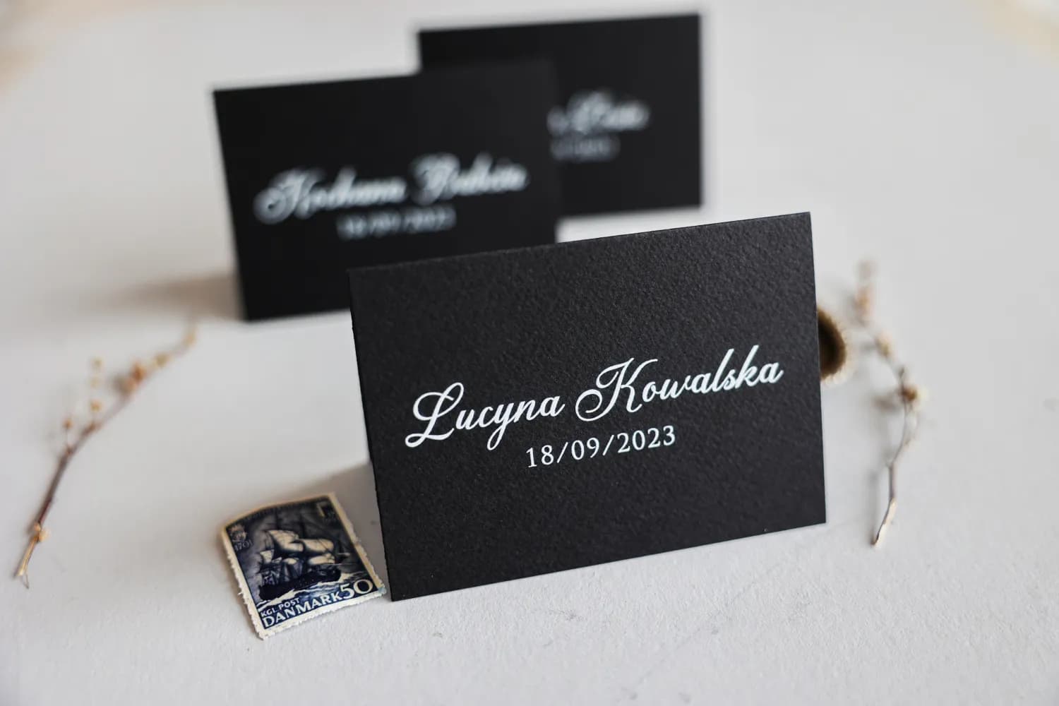 Marque-place noir minimaliste Kraft n° 8 Marque-places de mariage minimalistes sur papier noir avec police blanche collection Kraft n° 8