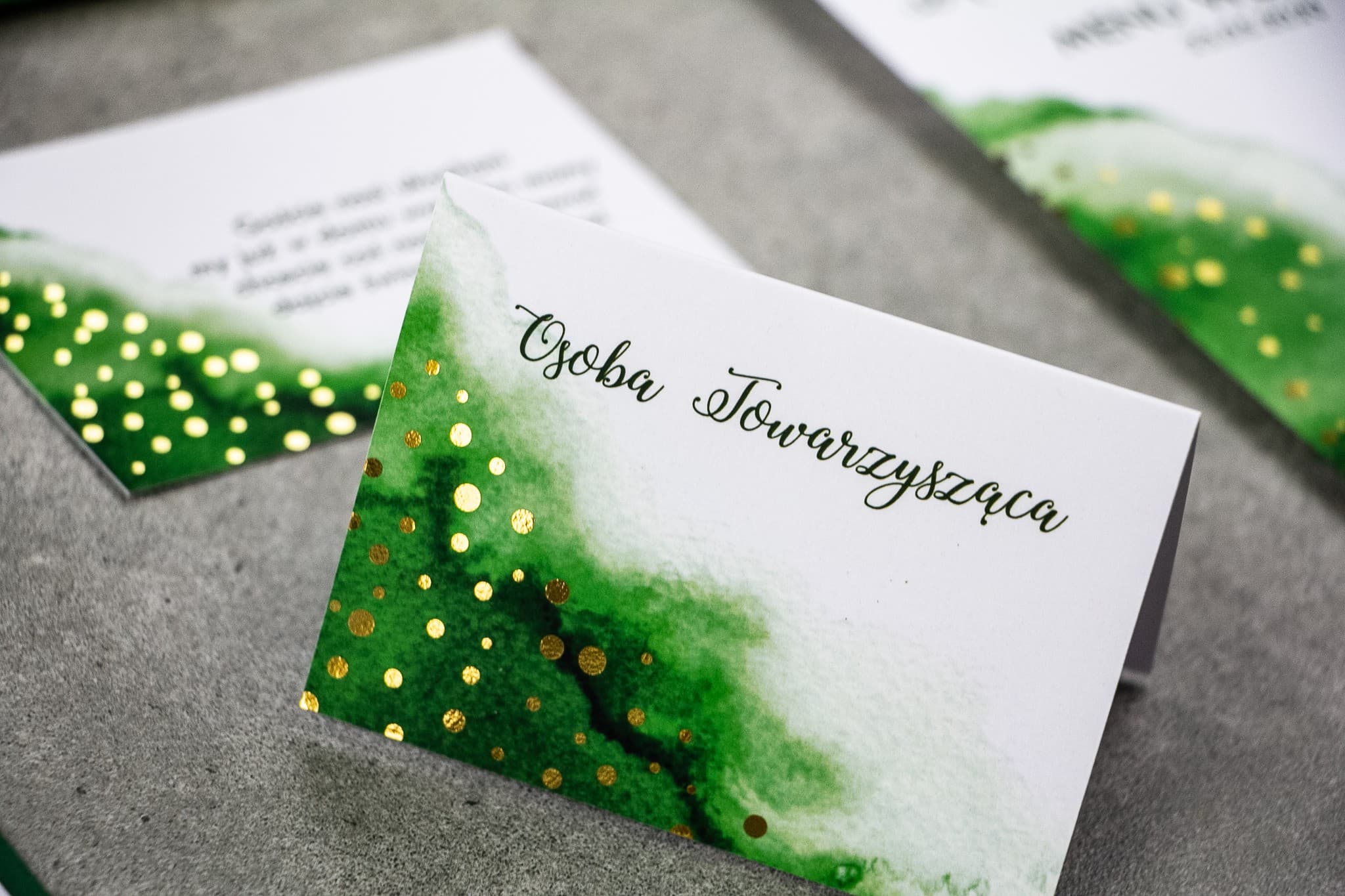 Marque-places de Mariage Bakarto n° 4 – Cartes de Table Vert Bouteille avec Points Dorés